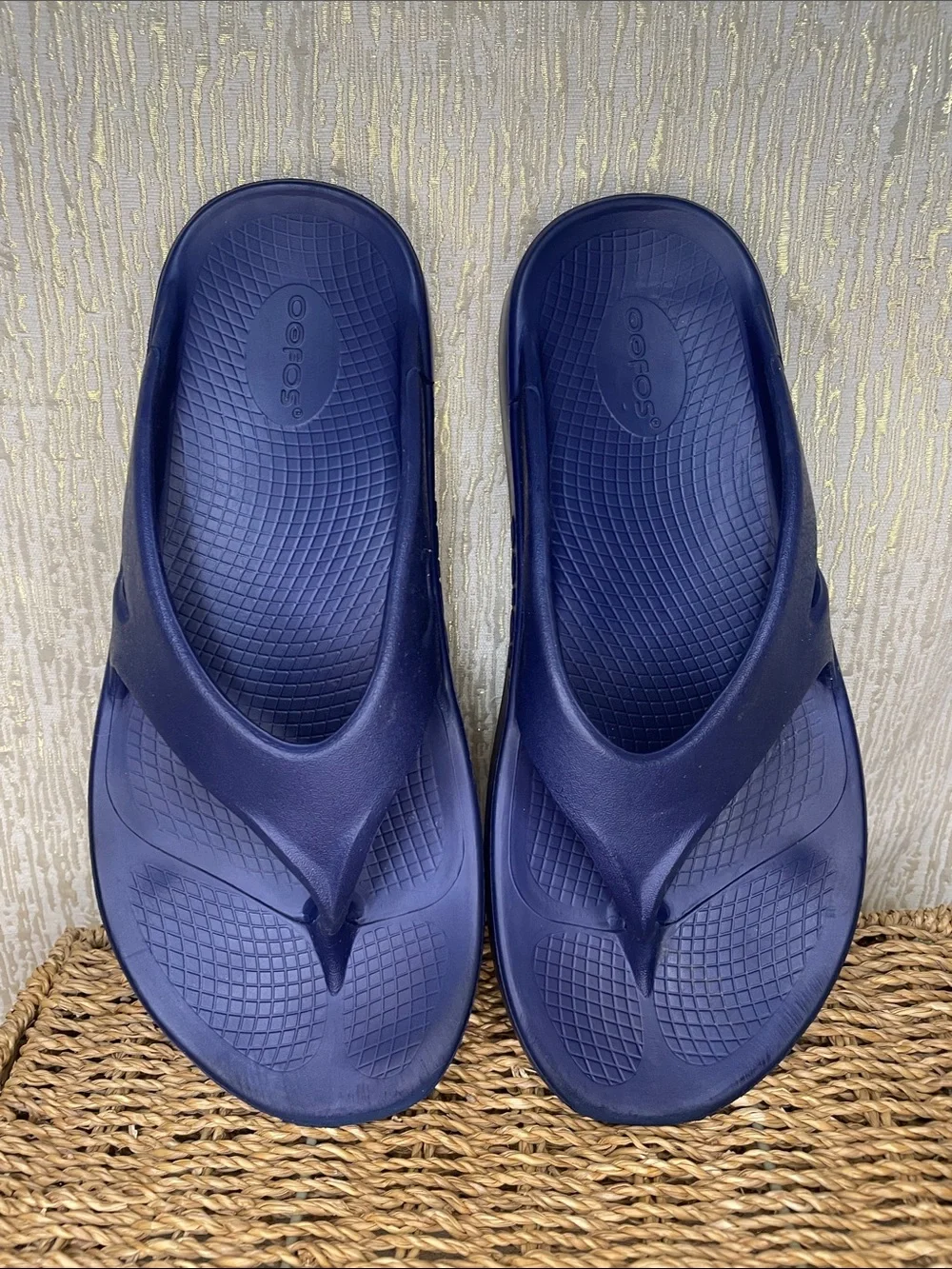 OOFOS Men's Navy Blue Recovery Flip Flops Sz 9 MINT